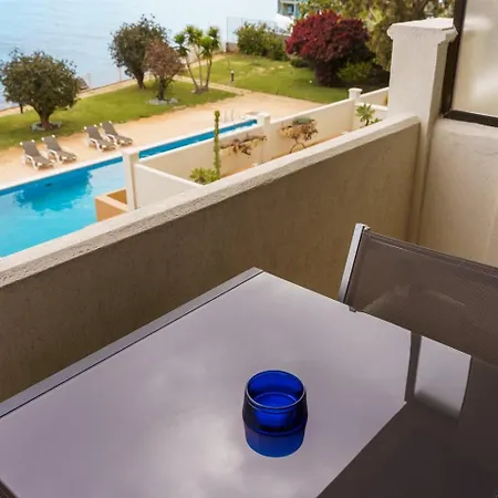 Sunny Getaway In 아파트