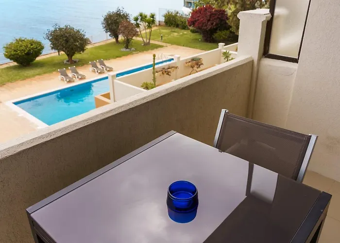 Sunny Getaway In Апартаменты